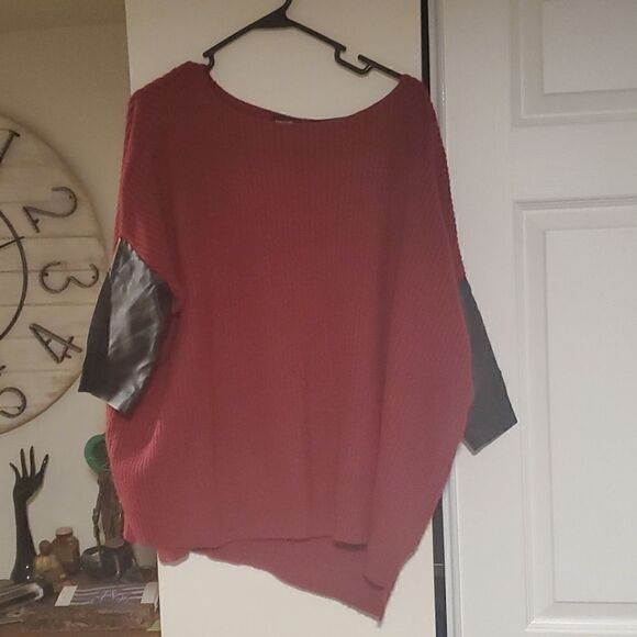 Oversized knit sweater with faux leather arms - Picture 1 of 6